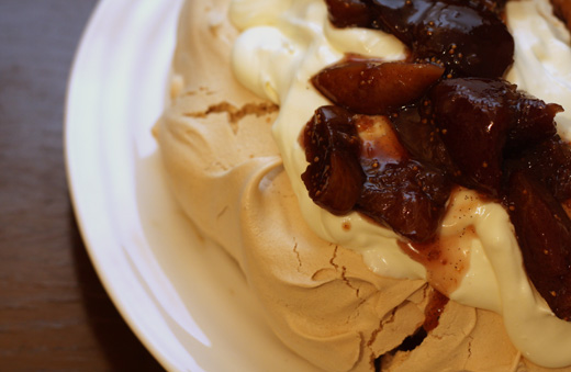 spiced winter pavlova